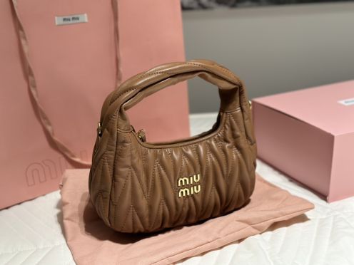 miumiu バッグコピー 持ちバッグ レザー 通勤 可愛い 柔らかい ファッション hoboバッグ レディース ブラウン