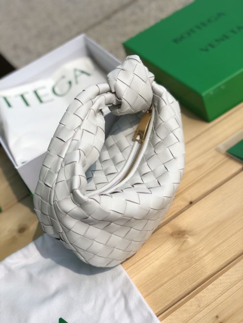 bottega venetaボッテガヴェネタ バッグ 重さコピー ミニバッグ 編みバッグ 持ちバッグ 新商品 優雅 シンプル 人気 ホワイト