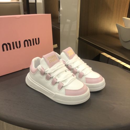 miumiu スニーカー 厚底スーパーコピー 運動 ランニング 通気性いい 子供用 シンプル 秋冬新作 人気販売 スニーカー ピンク