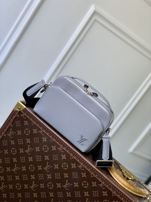 LV ヴィトンバックエピスーパーコピー 本革 斜め掛け レザー シンプル 優雅  M11657 ブルー