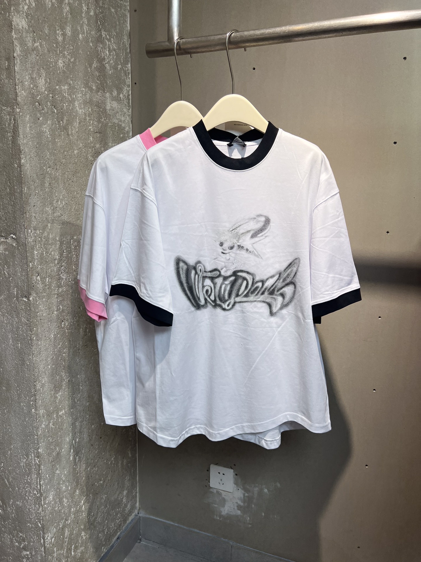 WE11DONE ウェルダンとはスーパーコピー お買い得豊富な 純綿Tシャツ 半袖 男女兼用 モンスター ホワイト_1