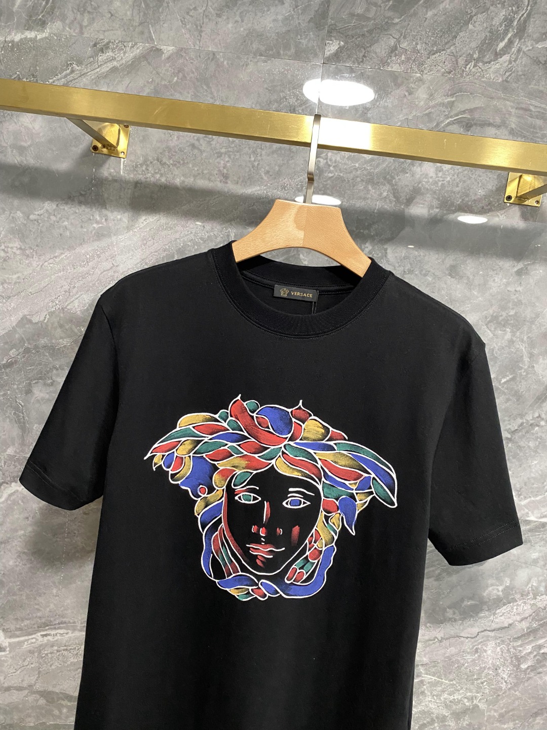 海外セレブ定番愛用 ヴェルサーチメンズtシャツスーパーコピー 純綿 トップス ゆったり Tシャツ シンプル プリント 人気 ブラック_3