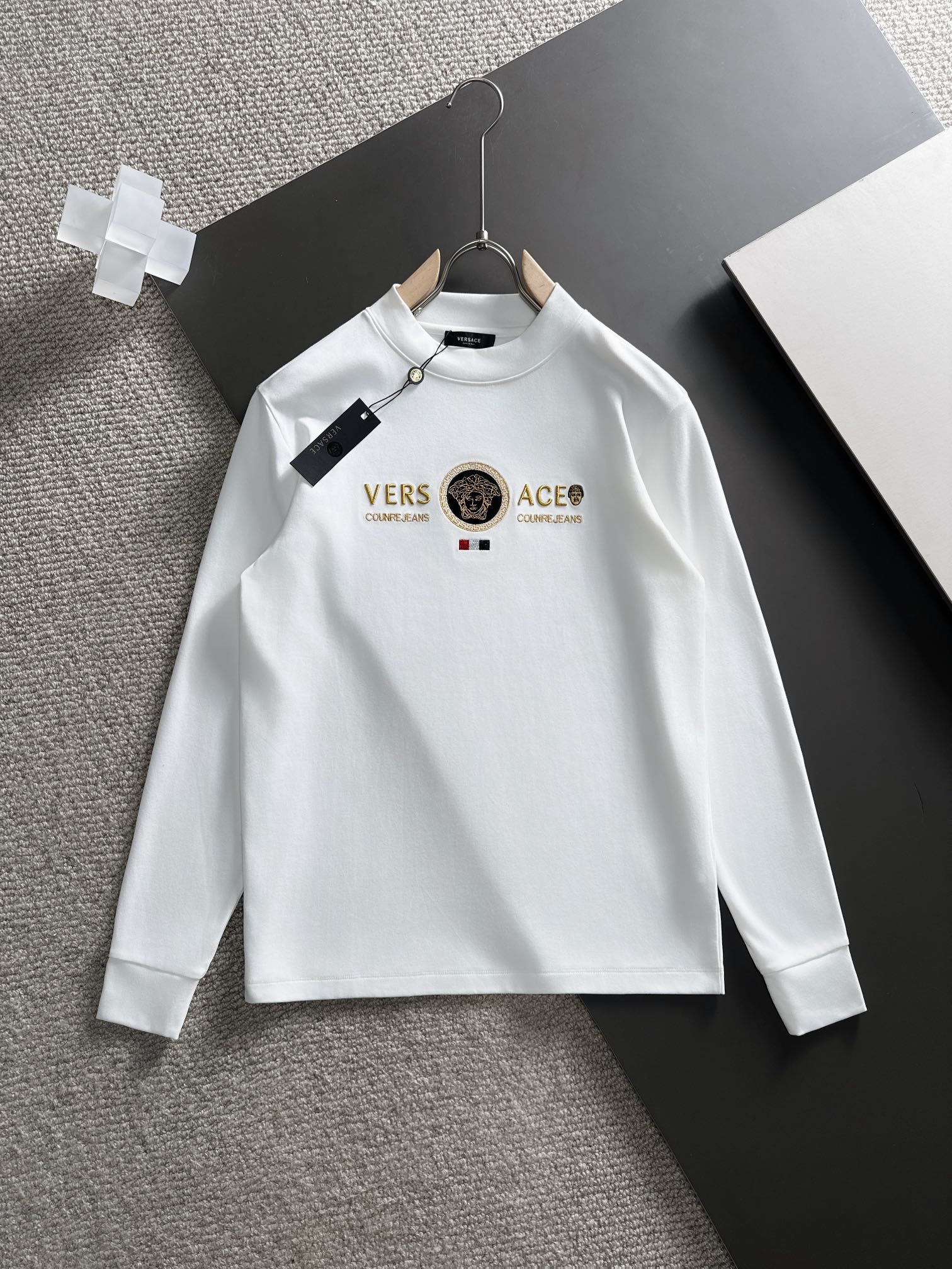 VERSACE 2018新登場の ヴェルサーtシャツスーパーコピー 長袖 トップス 純綿 刺繍ロゴ シンプル 人気 2色可選 ホワイト_1