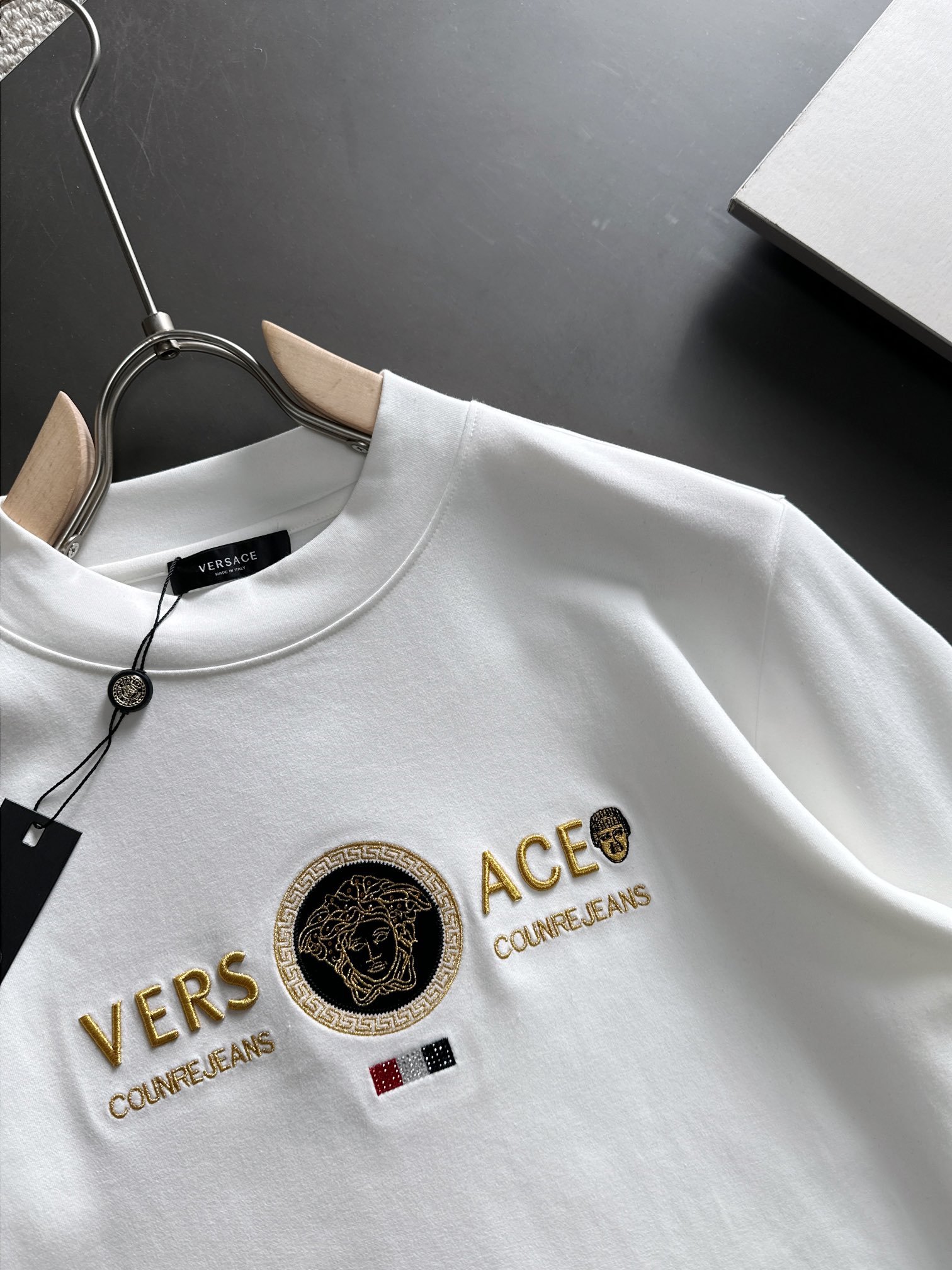 VERSACE 2018新登場の ヴェルサーtシャツスーパーコピー 長袖 トップス 純綿 刺繍ロゴ シンプル 人気 2色可選 ホワイト_3