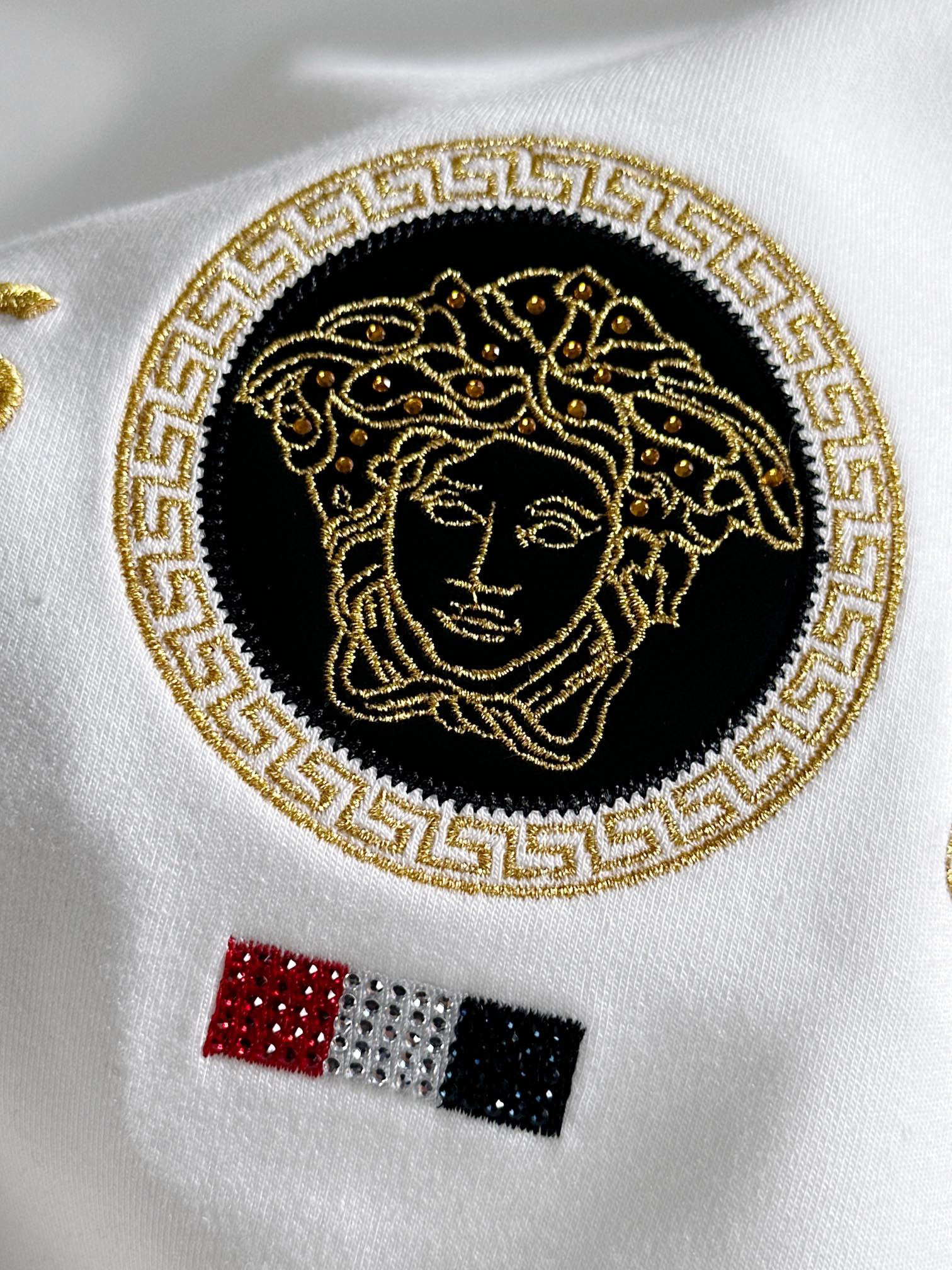 VERSACE 2018新登場の ヴェルサーtシャツスーパーコピー 長袖 トップス 純綿 刺繍ロゴ シンプル 人気 2色可選 ホワイト_5