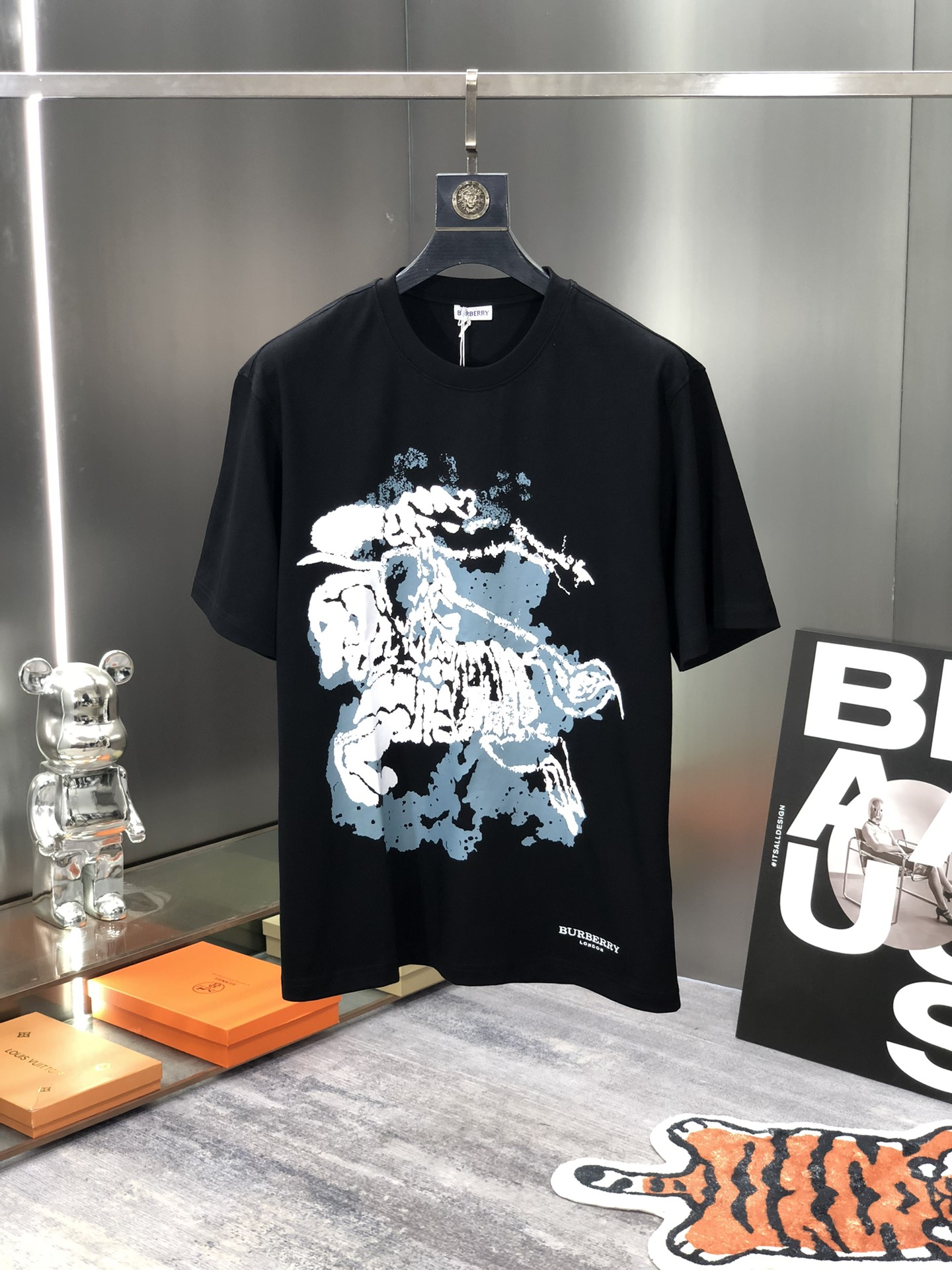 バーバリー 偽物 コピー 半袖 Tシャツ コットン ブラック 柔らかい 花柄_1