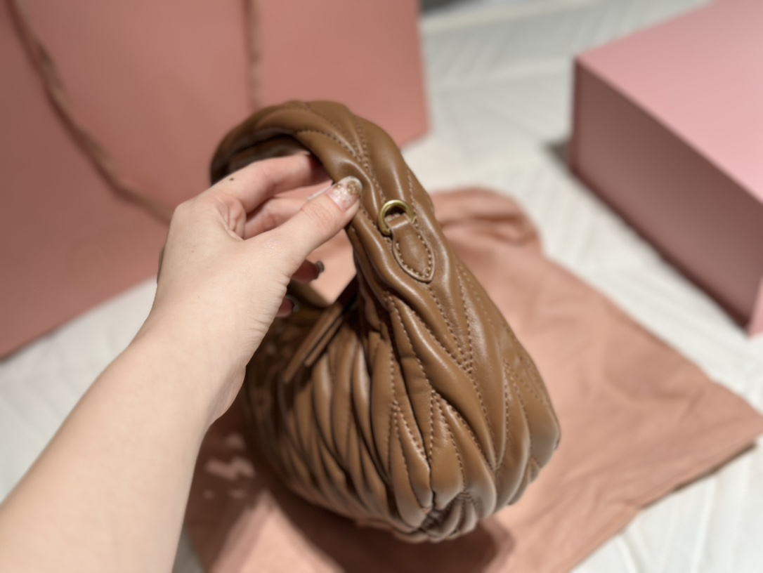 miumiu バッグコピー 持ちバッグ レザー 通勤 可愛い 柔らかい ファッション hoboバッグ レディース ブラウン_2