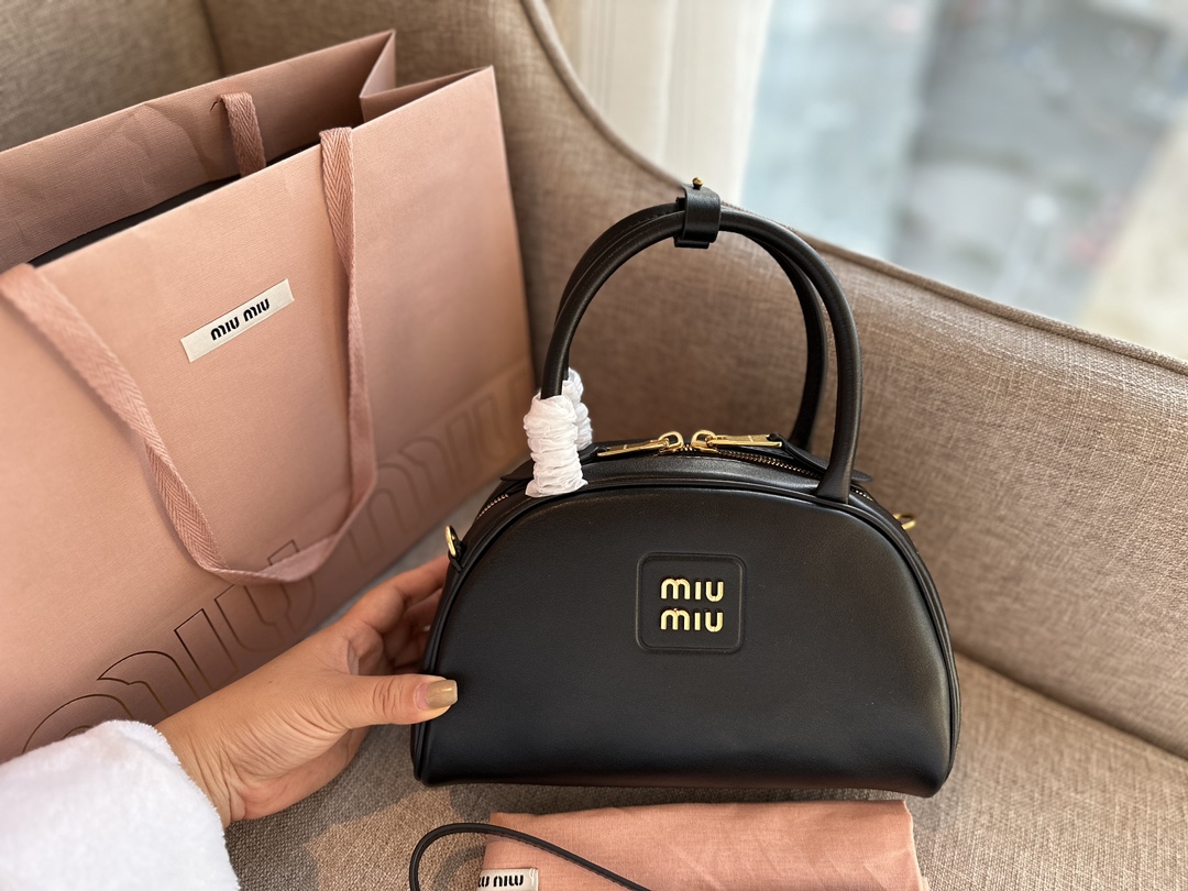 miumiu バック偽物 持ちバッグ レザー 斜め掛けバッグ 半丸 可愛い 人気新作 レディース ブラック_3