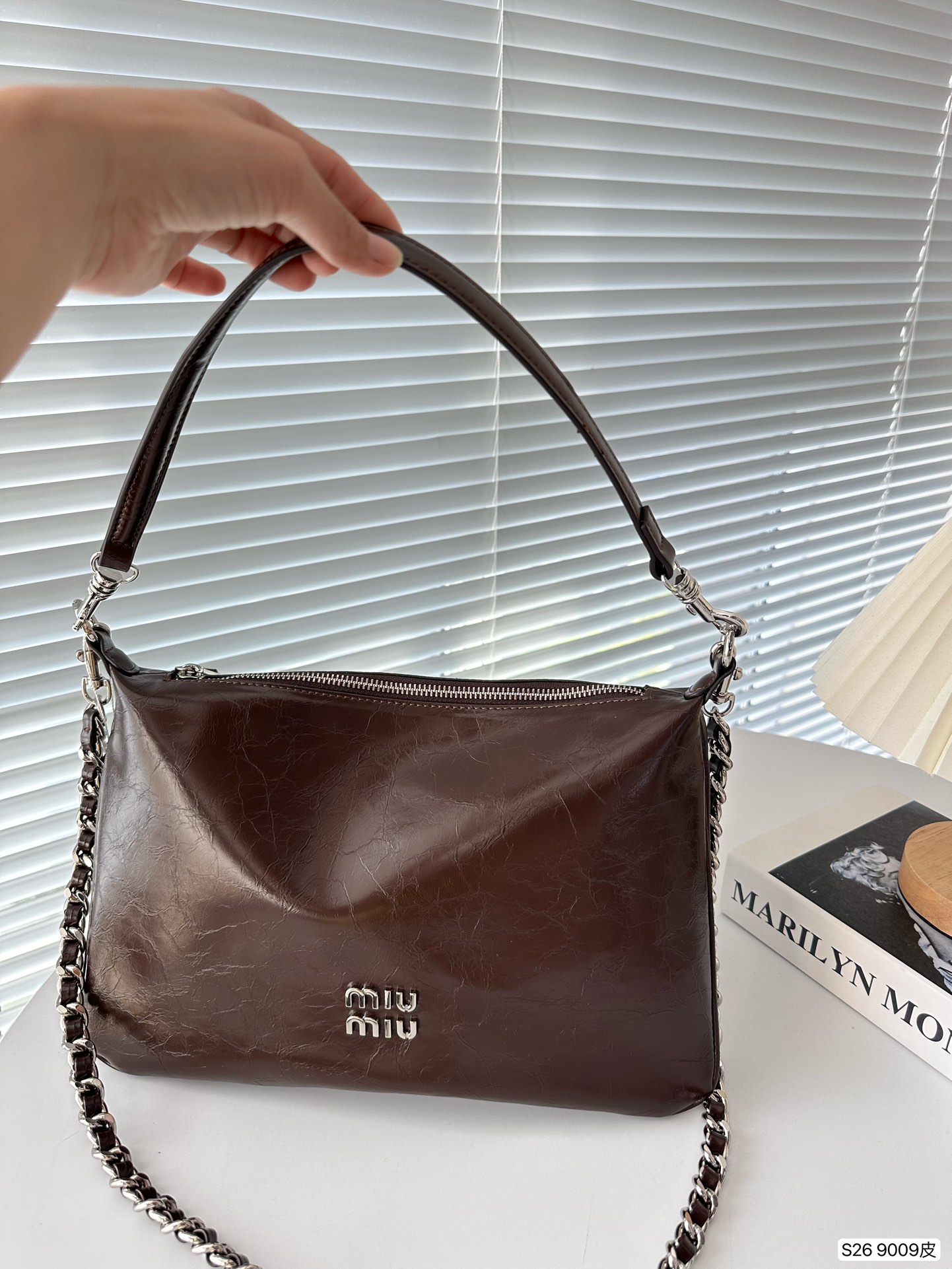 miumiu バッグ 安い激安通販 通勤 持ちバッグ 肩掛け チェーンバッグ レザー 芸術風 大人気 シンプル ブラウン_2