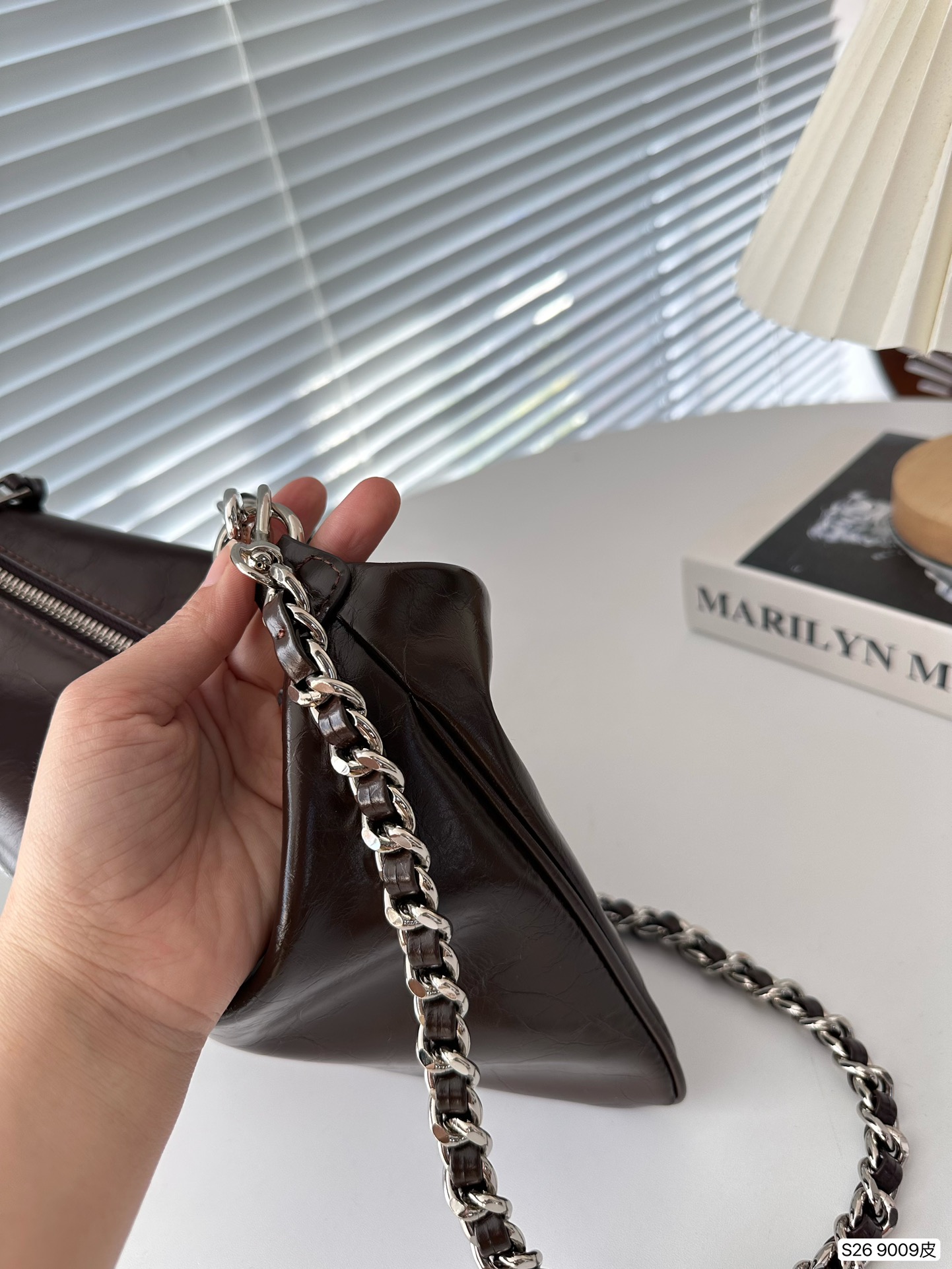 miumiu バッグ 安い激安通販 通勤 持ちバッグ 肩掛け チェーンバッグ レザー 芸術風 大人気 シンプル ブラウン_4