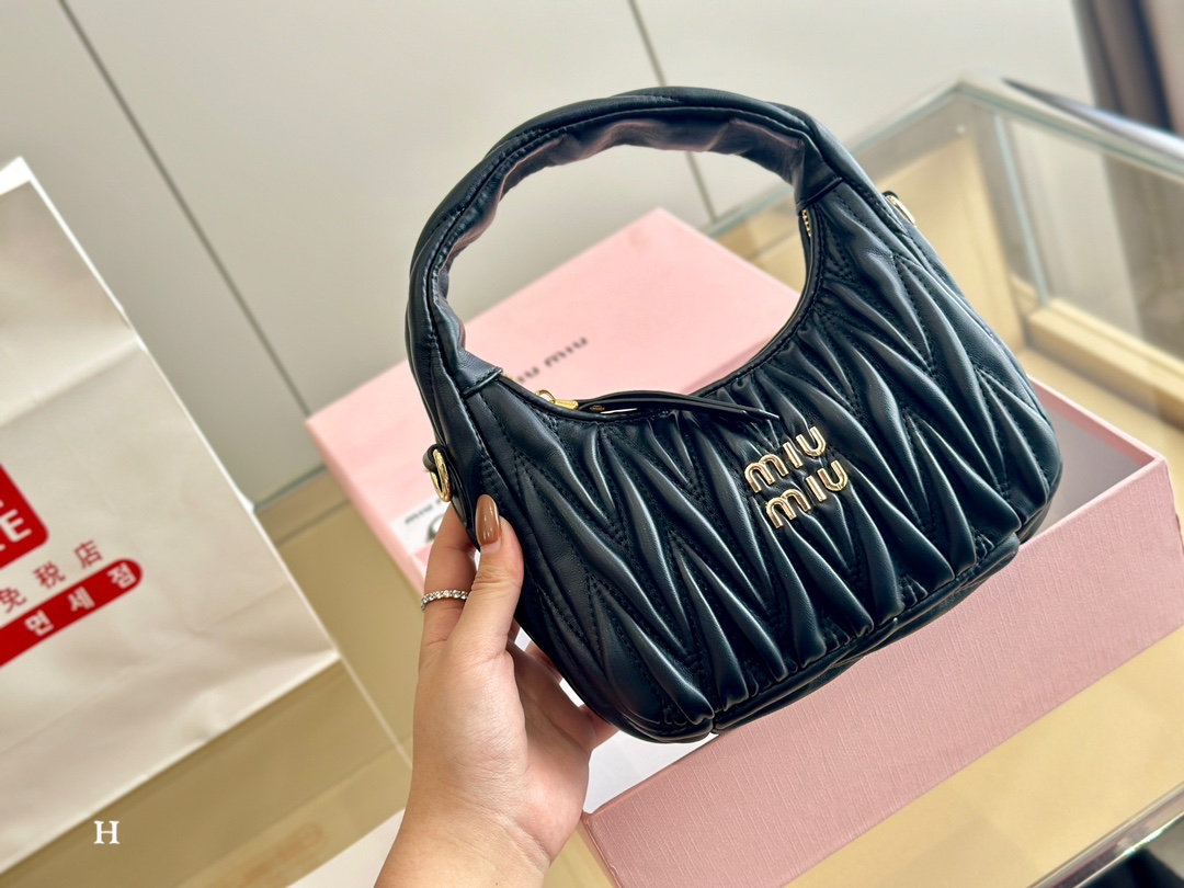 miumiu トート激安通販 ファッション 持ちバッグ 高級感 レディース 柔らかい プレゼント レザー ブラック_1