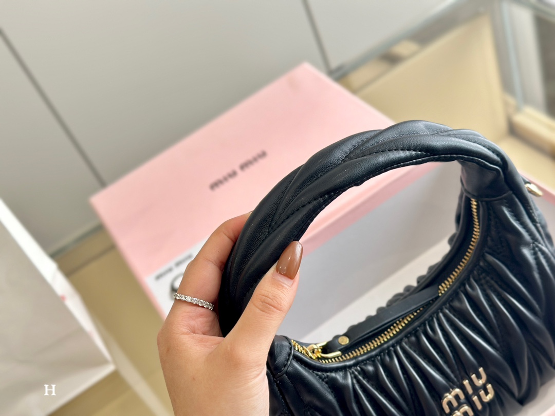 miumiu トート激安通販 ファッション 持ちバッグ 高級感 レディース 柔らかい プレゼント レザー ブラック_4