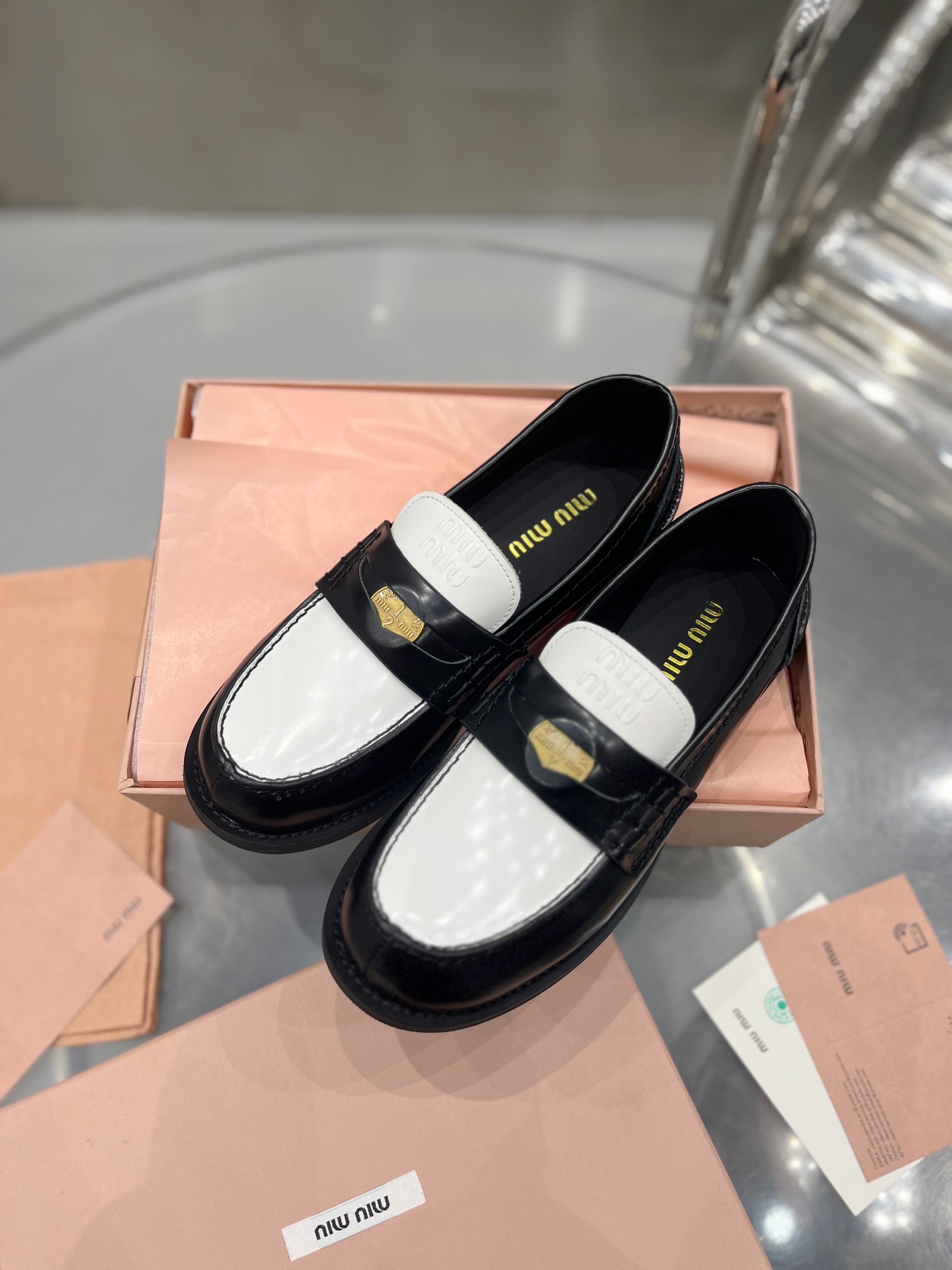 miumiu スニーカー 白Ｎ級品 本革 ローファー スリッポン モカシン レザー カジュアル 紳士靴 防滑 ブラック_1