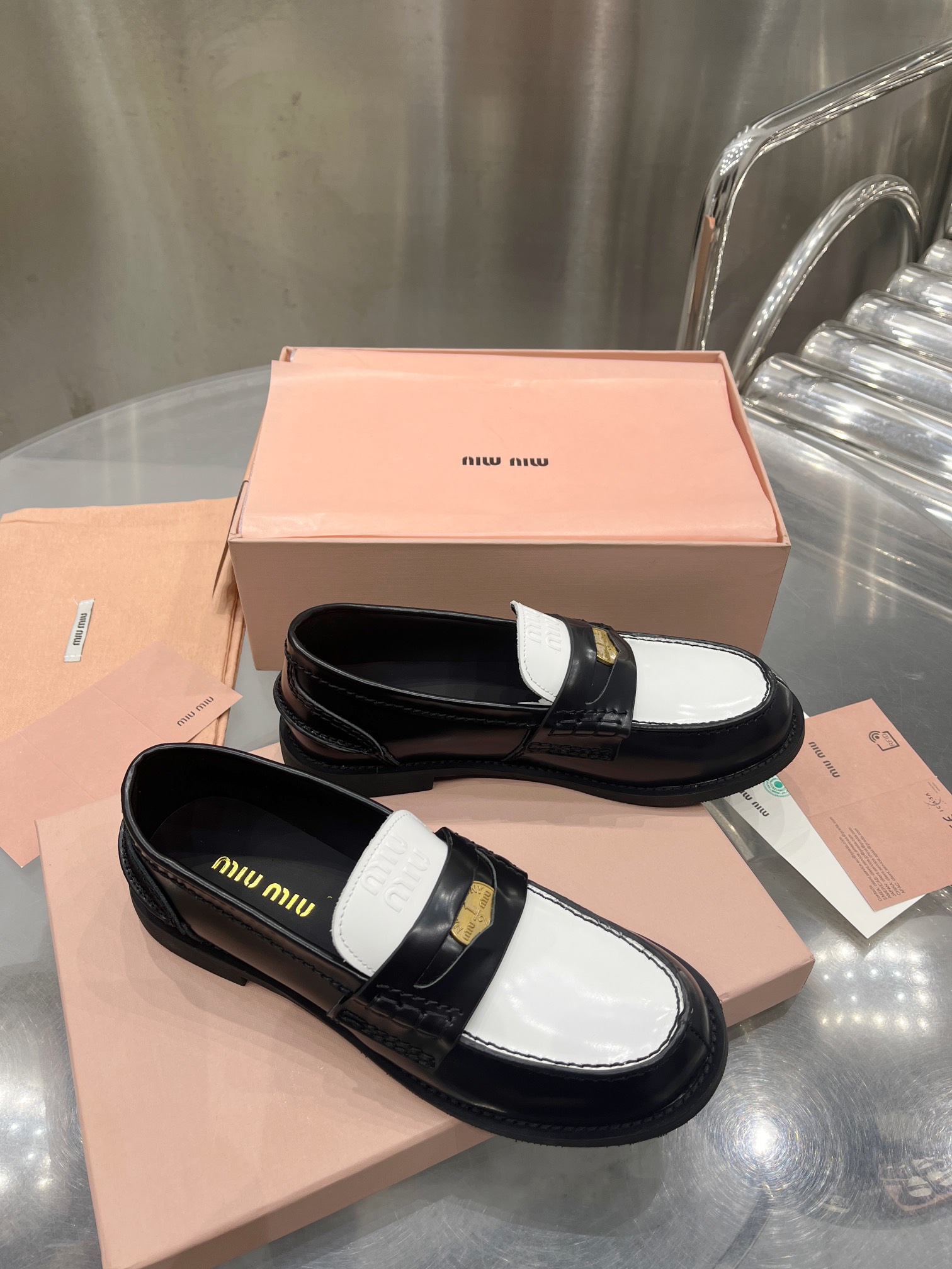 miumiu スニーカー 白Ｎ級品 本革 ローファー スリッポン モカシン レザー カジュアル 紳士靴 防滑 ブラック_9