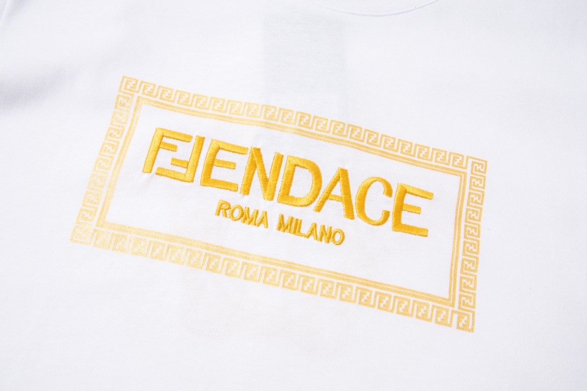 HOT 2024夏の定番 fendi シャツ メンズ偽物 短袖 プリント純綿 トップス Tシャツ 刺繍 FENDI＊VERSACEコラボ  ホワイト_8