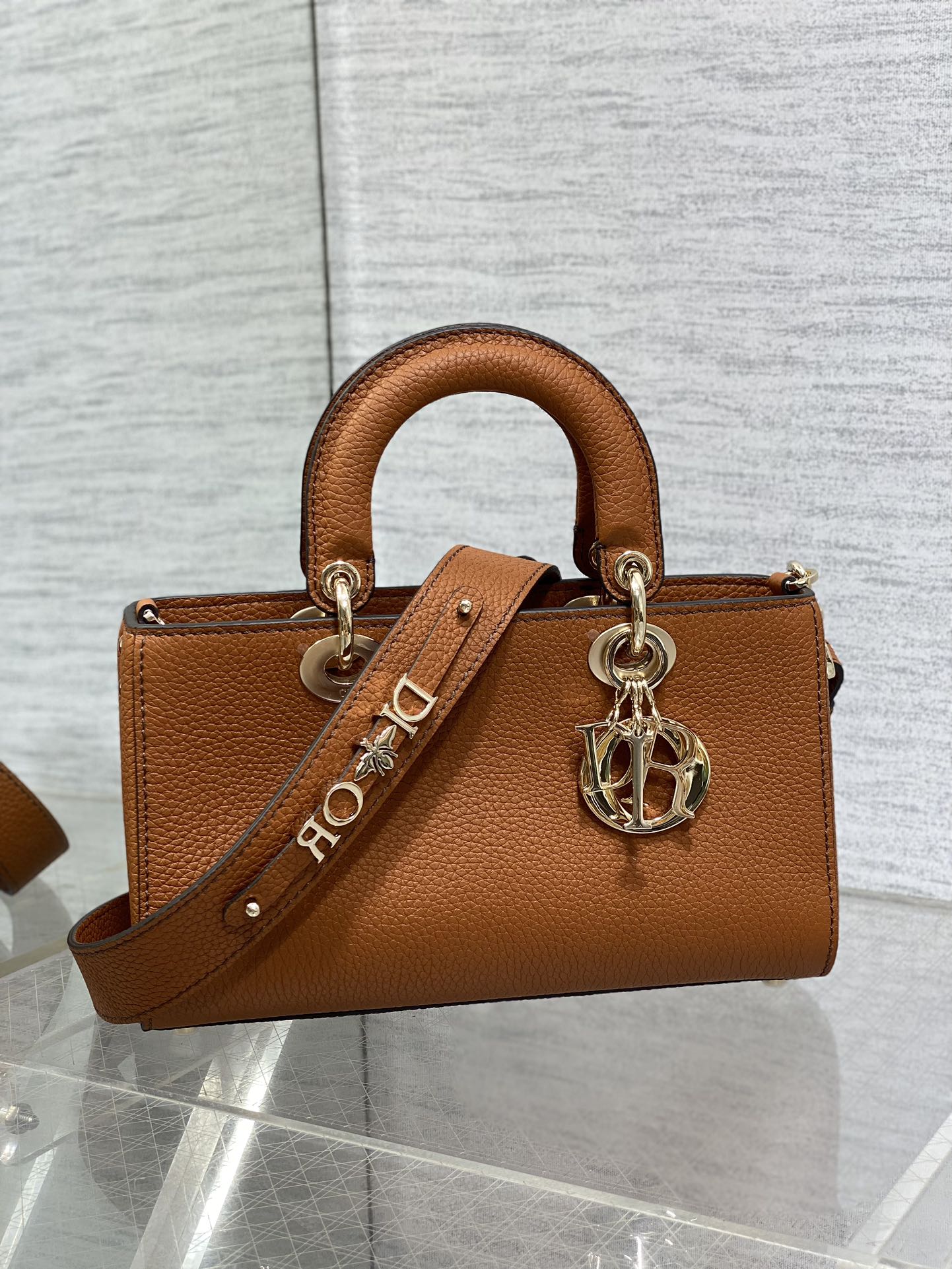 dior メンズ バッグコピー チェーンバッグ レディース 斜め掛け 持ちバッグ 牛革 レザー 超人気 調整可 小さいサイズ ブラウン_2