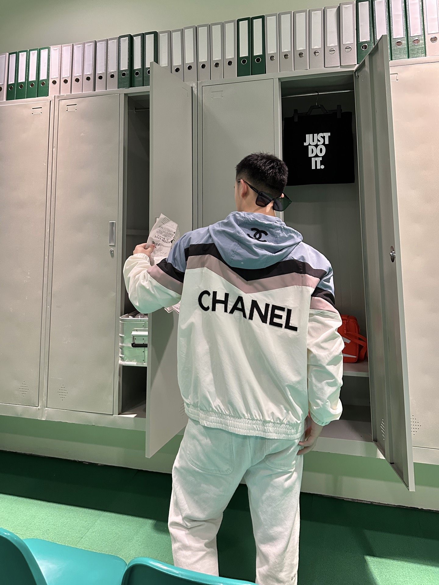 爆買い大得価 chanel ツイード ジャケットＮ級品 アウター トップス 日焼け止め服 薄い 軽量 フード付き ホワイト_3