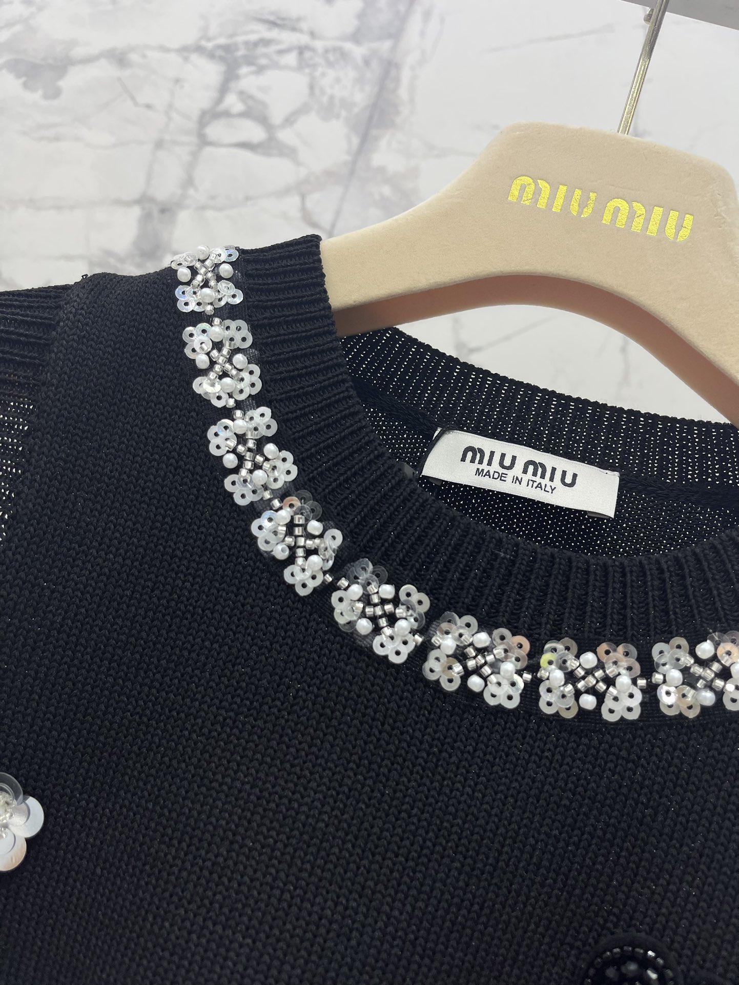 超激得品質保証 miumiu ハート t シャツスーパーコピー 純綿 無袖 ジレー セーター素材 大人気 シンプル ブラック_3