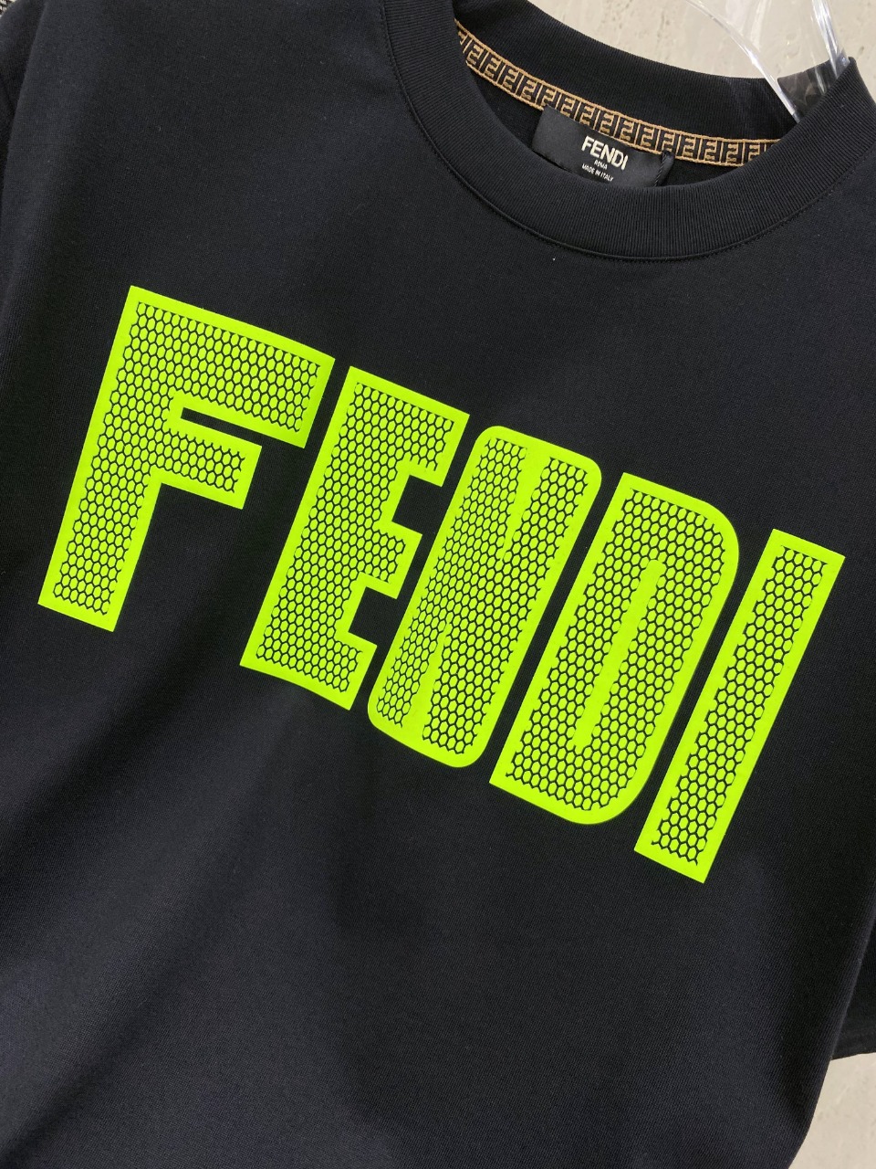 数量限定 fendi レディース t シャツ偽物 トップス 純綿 柔らかい グリーンロゴ プリント 短袖 ブラック_7