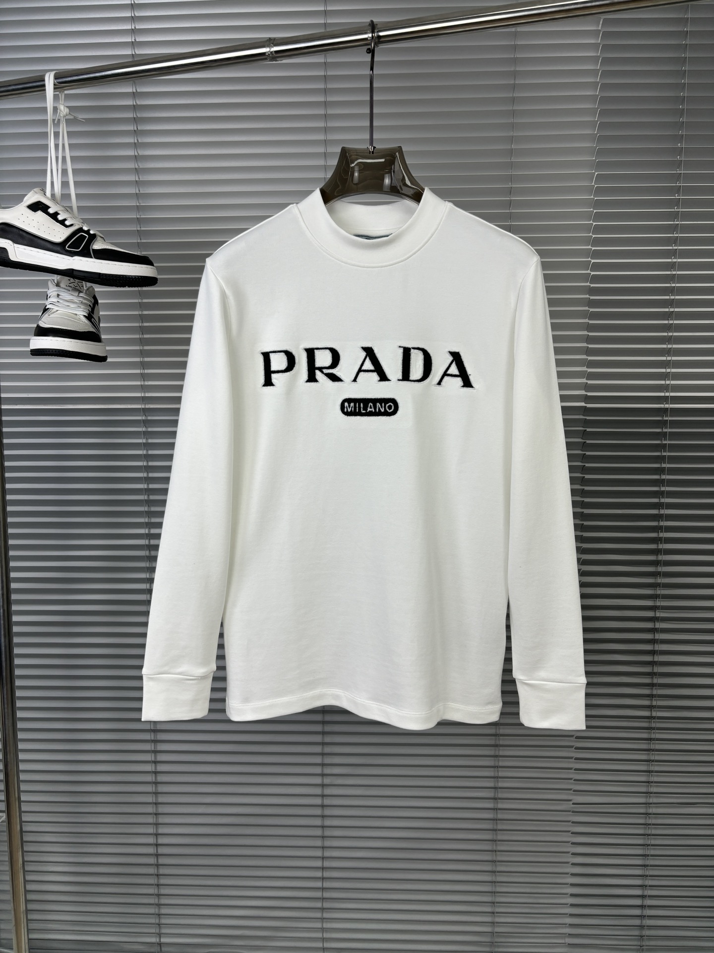 prada t シャツコピー プリント トップス 長袖 ロゴ刺繍 純綿 シンプル 通気性いい ホワイト_1