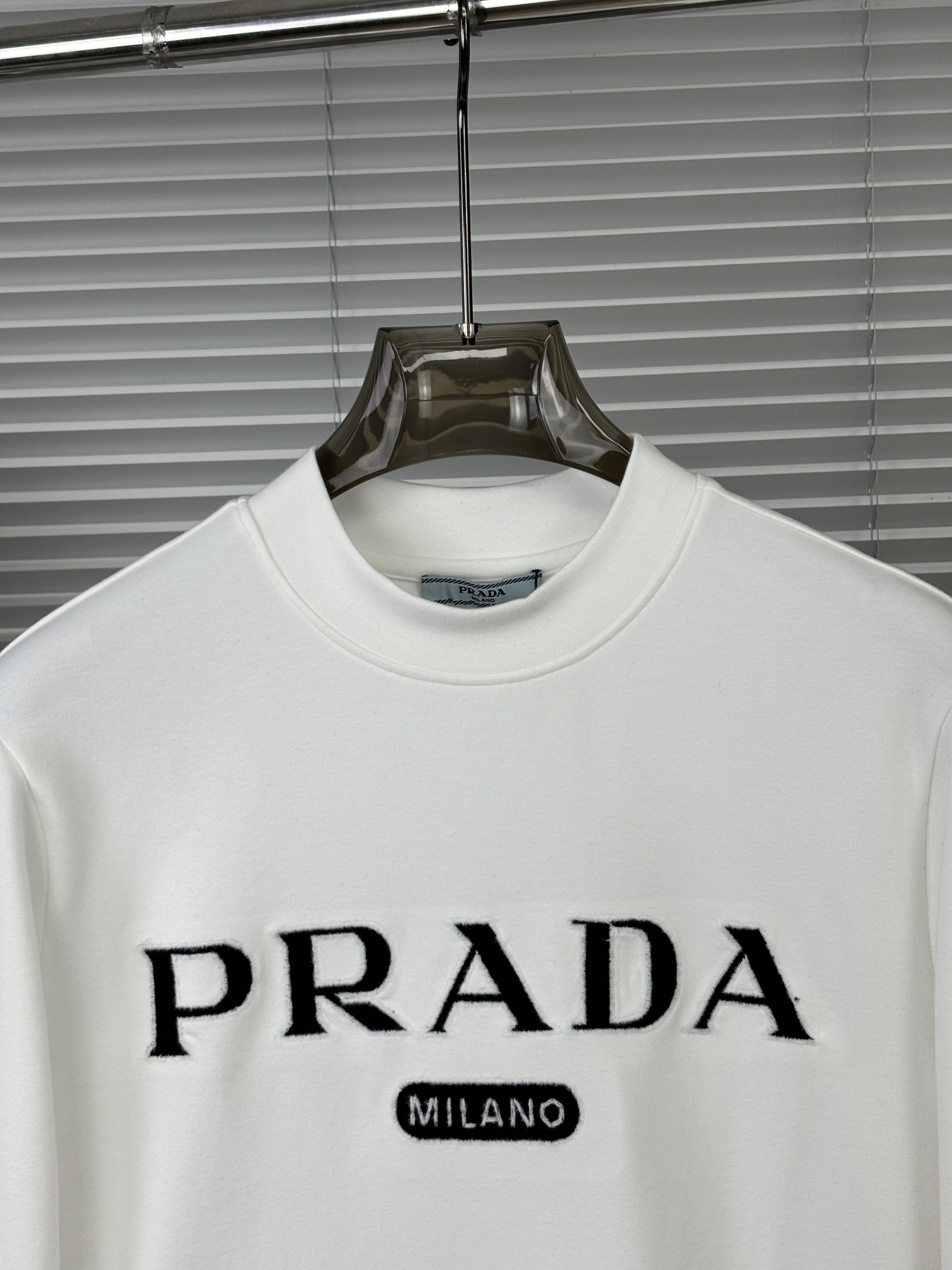 prada t シャツコピー プリント トップス 長袖 ロゴ刺繍 純綿 シンプル 通気性いい ホワイト_2