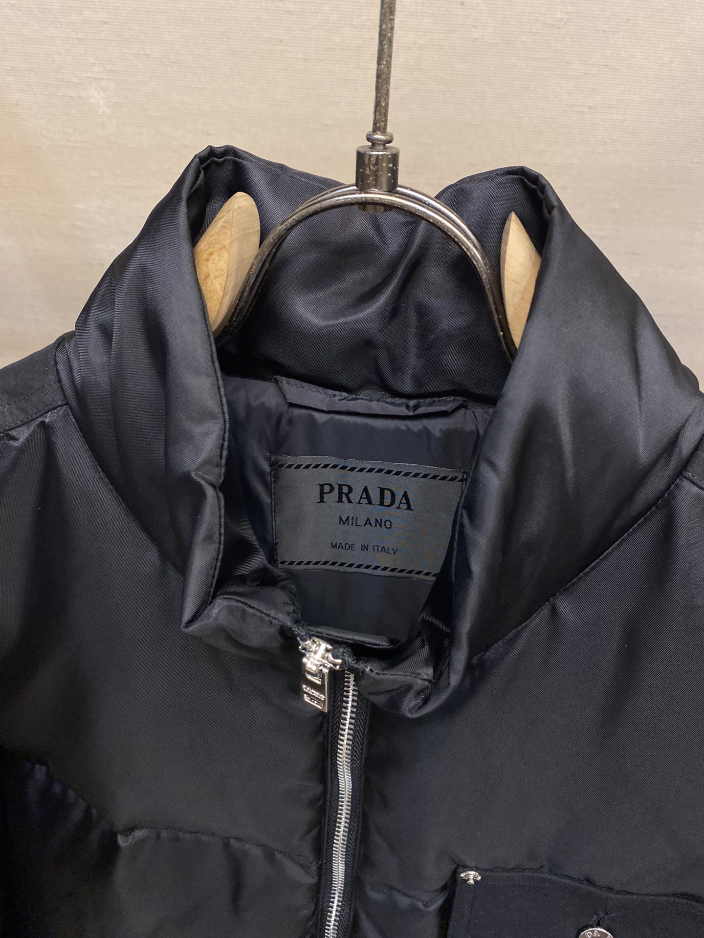 prada ダウン コートコピー トップス 暖かい アウター ふんわり 男女兼用 保温 ダウンジャケット ブラック_3