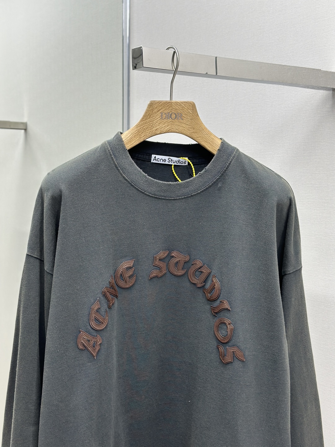 最新の2025年 アクネ メンズ tシャツコピー シンプル 純綿 長袖トップス ロゴプリント グレイ_4